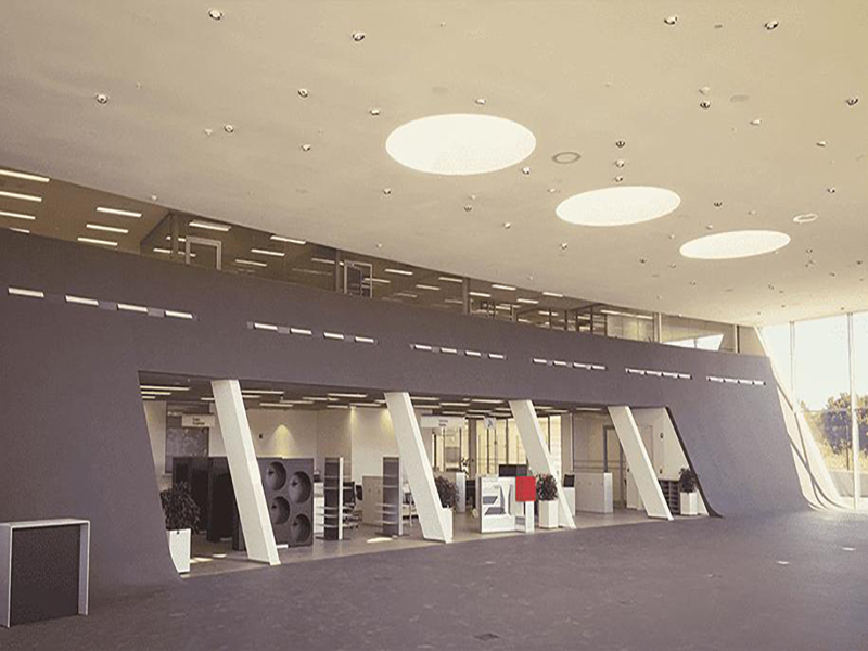 Salón de exhibición de la sala de exposición Audi de edificio multifuncional en Uruguay