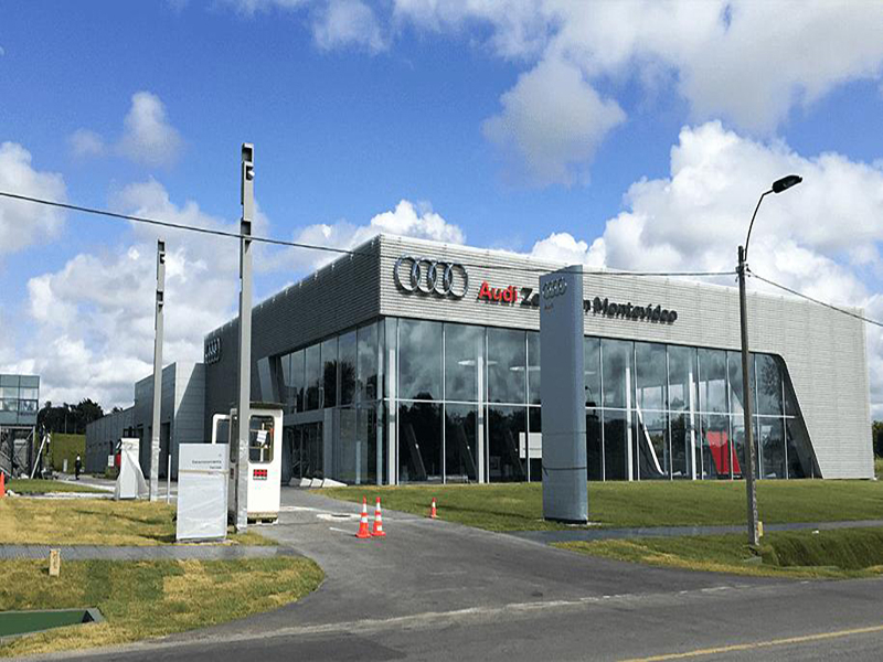 Salón de exhibición de la sala de exposición Audi de edificio multifuncional en Uruguay